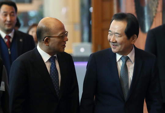 <탄핵표결>박한철-정세균      (서울=연합뉴스) 신준희 기자 = 박한철 헌법재판소장(왼쪽)과 정세균 국회의장이 박근혜 대통령에 대한 국회 탄핵 표결일인 9일 오전 서울 여의도 KBS아트홀에서 열린 국가인권위원회 세계인권선언 기념식장으로 향하고 있다.  2016.12.9      hama@yna.co.kr  (끝)